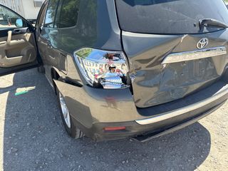 2012 Toyota Highlander Base V6 - Primary Damage Right Image